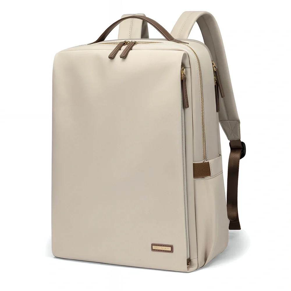 シンプルで上品なベージュのビジネスリュック。コンパクトながら多収納で15.6インチのノートパソコン対応
