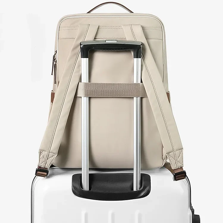 軽量で小さめのビジネスリュックがスーツケースのハンドルにしっかり固定されている様子。多収納で15.6インチ対応のデザイン。