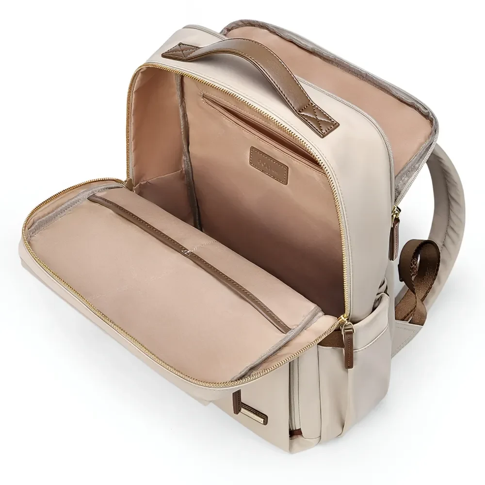 ベージュ色でコンパクトな女性用ビジネスリュック。15.6インチ対応の多収納ポケットが特徴で洗練されたデザイン