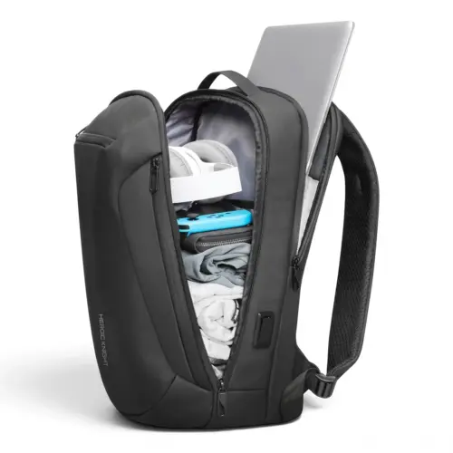 ファスナーを開けたビジネスリュックに15.6インチのノートPCを出し入れする様子