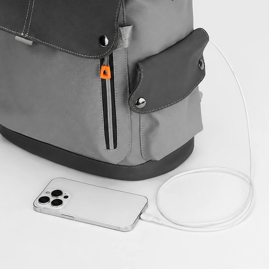 充電対応 スタイリッシュな20LメンズPUレザービジネスリュック 充電用USBケーブルでスマートフォンと接続できる、白を基調としたスタジオで撮影されたモダンな20LメンズPUレザービジネスリュック