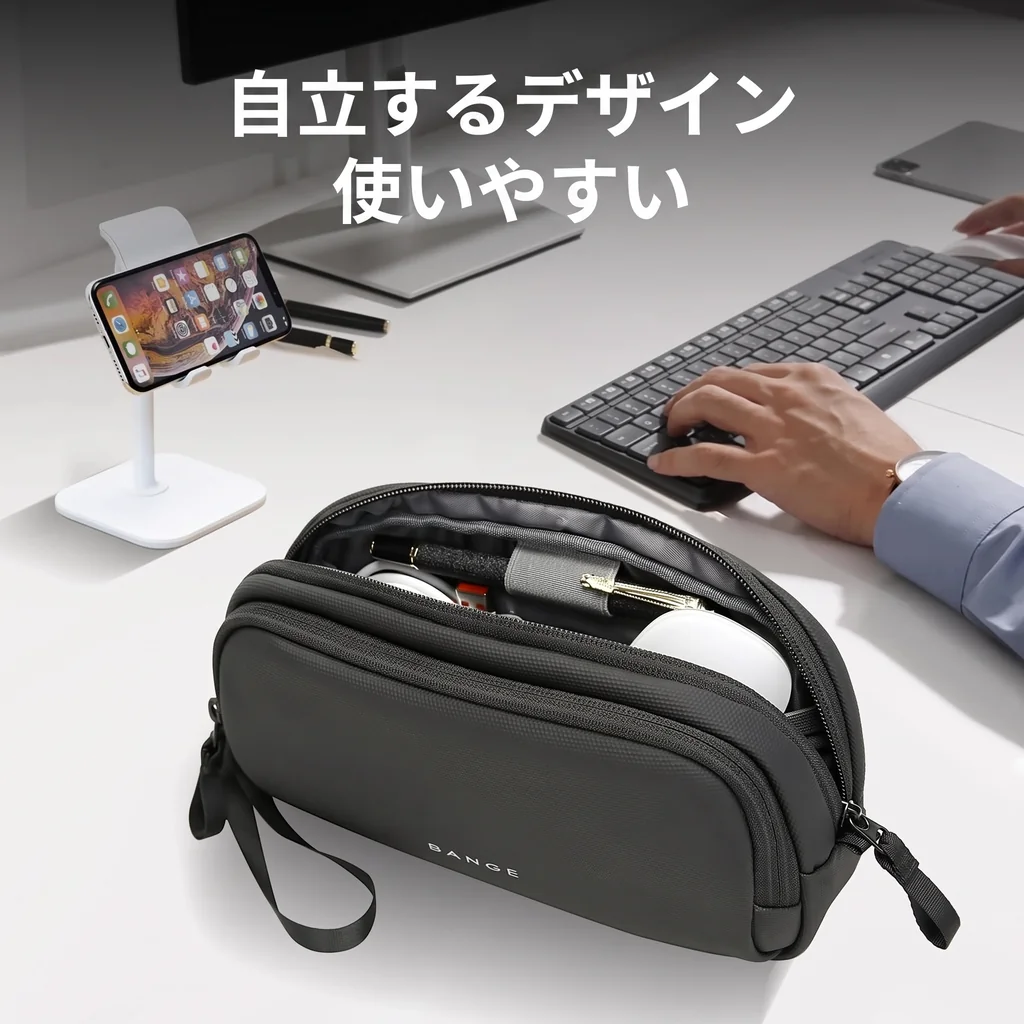 仕事机の上で開いたまま自立するガジェットポーチ、充電器や文具を収納