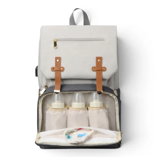 多機能マザーズバッグ グレー フロントポケットが開き、3本の哺乳瓶が内側のホルダーに並んで収納されているリュックサック。