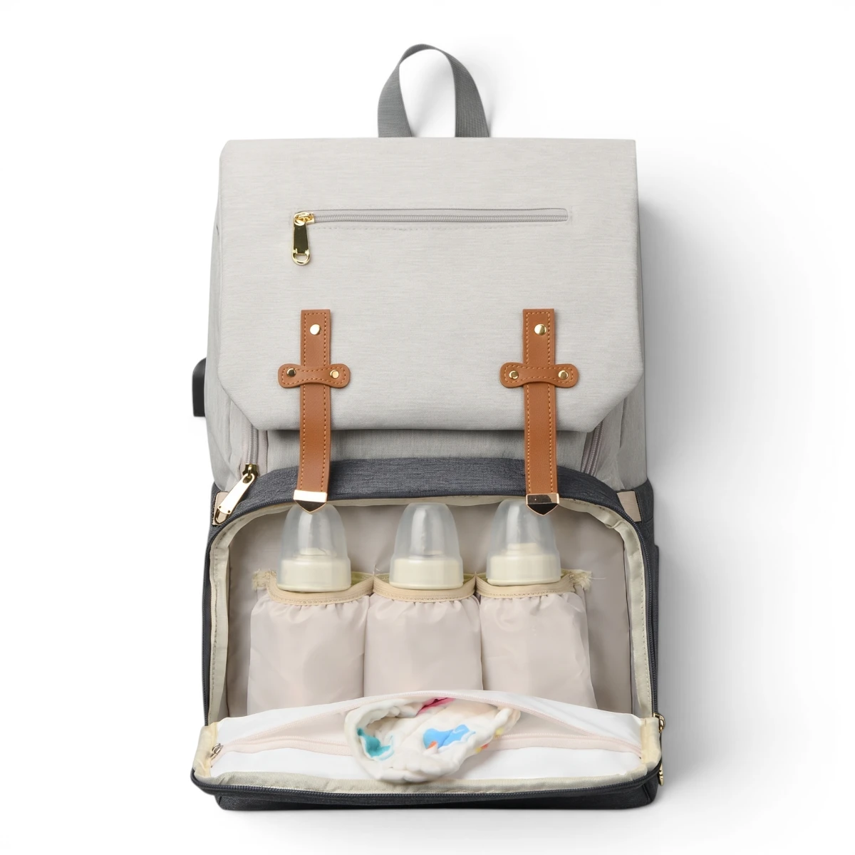 フロントポケットが開き、3本の哺乳瓶が内側のホルダーに並んで収納されているリュックサック。