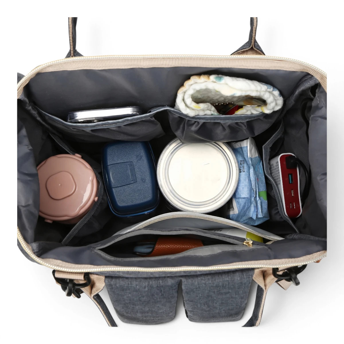 Sac à langer ouvert avec biberon, lingettes et boîte de lait