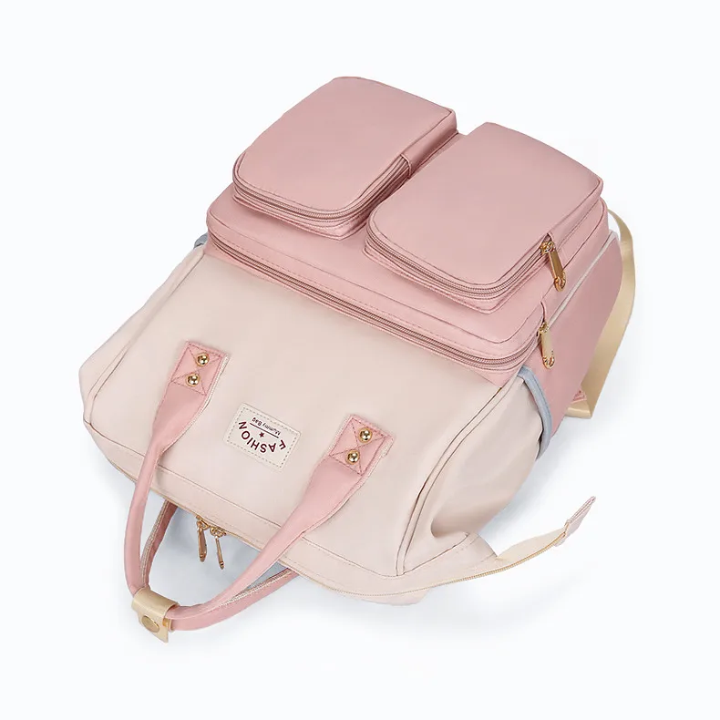 ピンクとベージュのバイカラーで、複数のポケットと手持ちハンドルが付いた軽量マザーズリュック。