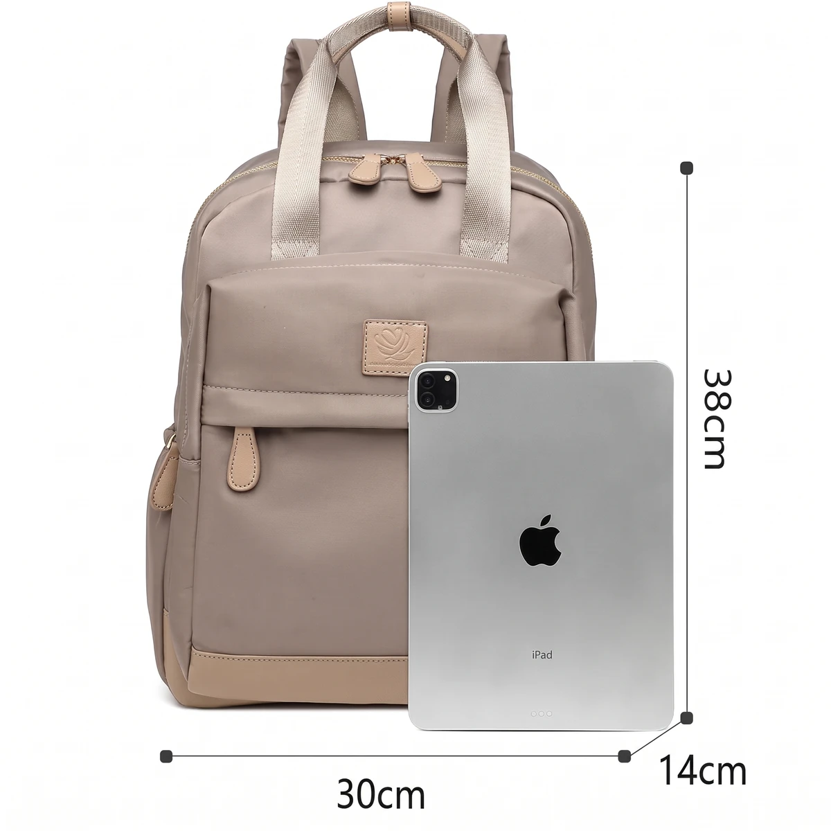 iPadとサイズを比較したおしゃれなベージュの軽量バックパック