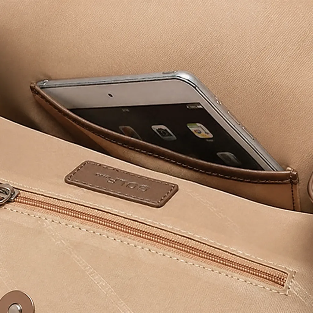 生活防水レディースA4リュックの美しく整理された内側。上品なベージュの裏地と、スマートフォンがすっきり収まるレザートリミング付きの内ポケット。
