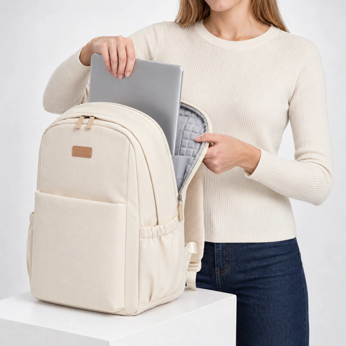 ベージュのリュックのクッション入りPC収納にノートパソコンを入れるところ