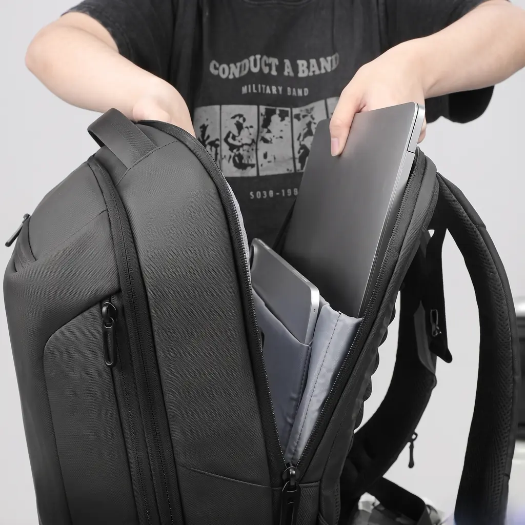 クッション入りのPC収納にノートPCを差し込む手元