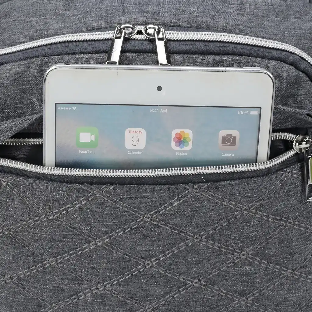 洗練された白いスタジオ背景に佇む、背面の隠しポケットにタブレットをすっきりと収納した36L大容量かつ軽量生活防水のマザーズリュック