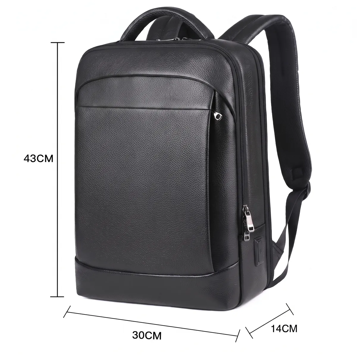 白い背景に置かれた、高さ43cm、幅30cm、奥行き14cmのサイズを示す黒のレザー製バックパック。