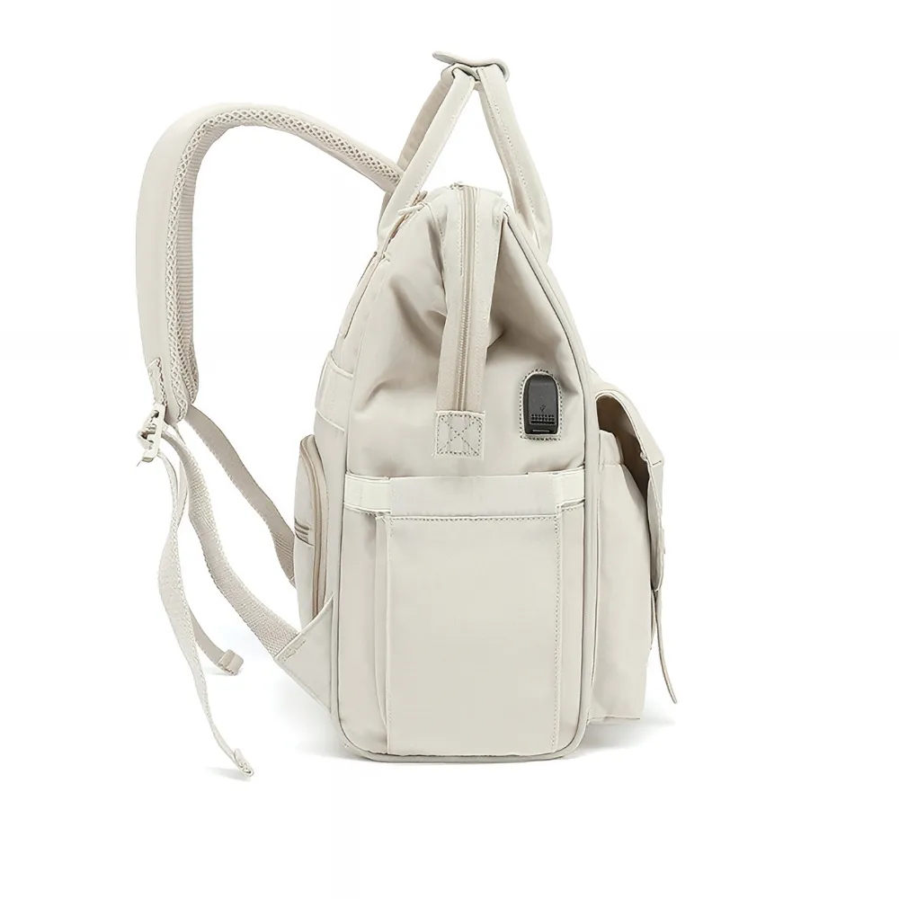 厚手の肩紐とUSBポート、サイドポケットが見えるベージュのリュックの側面