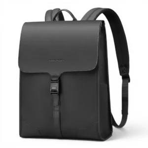 自立型スクエアバックパック メンズ 20L 撥水 白い背景に直立する、フロントフラップとバックルが特徴のマットな質感の黒いリュックサック。
