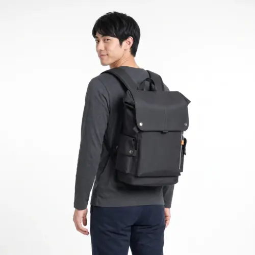 ブラック フラップリュックを背負った後ろ姿 ブラックのフラップ付きビジネスリュックを背負った後ろ姿。身長172cmのモデルが着用