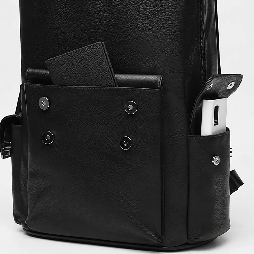 フロントポケットに黒い財布、サイドに白いモバイルバッテリーを収納した、収納力抜群で機能的なメンズ用のレトロなレザーリュック。