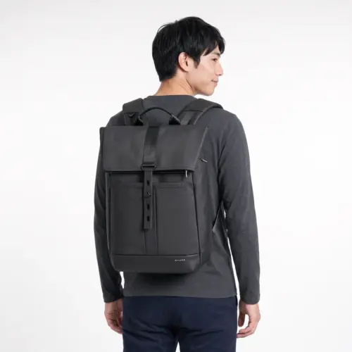 ブラックのロールトップ型ビジネスリュックを背負った後ろ姿。身長172cmのモデルが着用