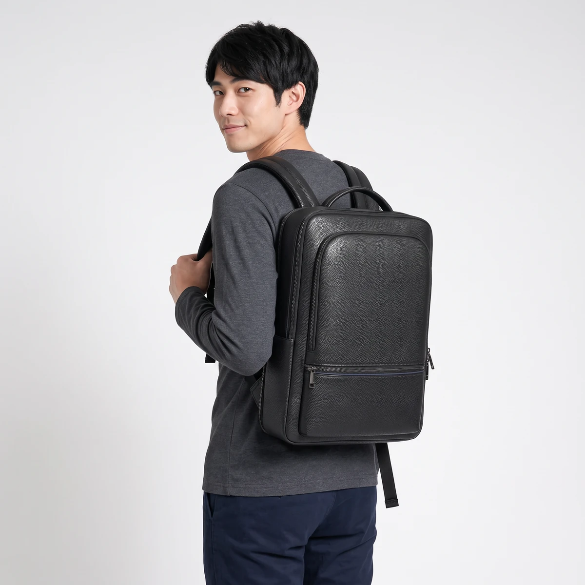 ブラックの薄型ビジネスリュックを背負った後ろ姿。身長172cmのモデルが着用