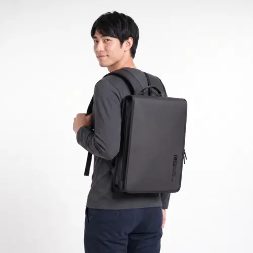 ブラック 薄型リュックを背負った後ろ姿 ブラックの薄型ビジネスリュックを背負った後ろ姿。身長172cmのモデルが着用
