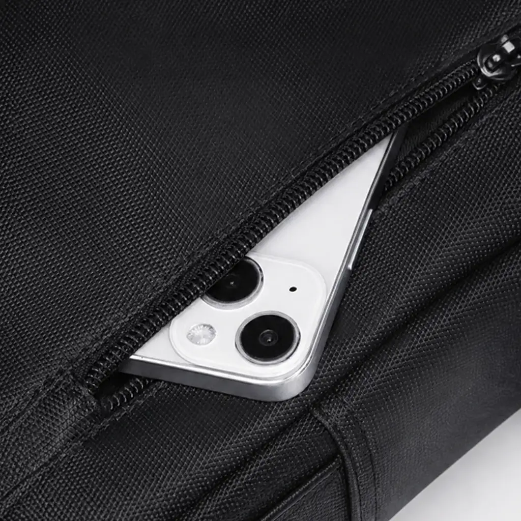 ミニショルダーバッグ 前面ポケット スマホ メンズミニショルダーバッグの前面ファスナーポケットに出し入れするスマートフォンのクローズアップ。