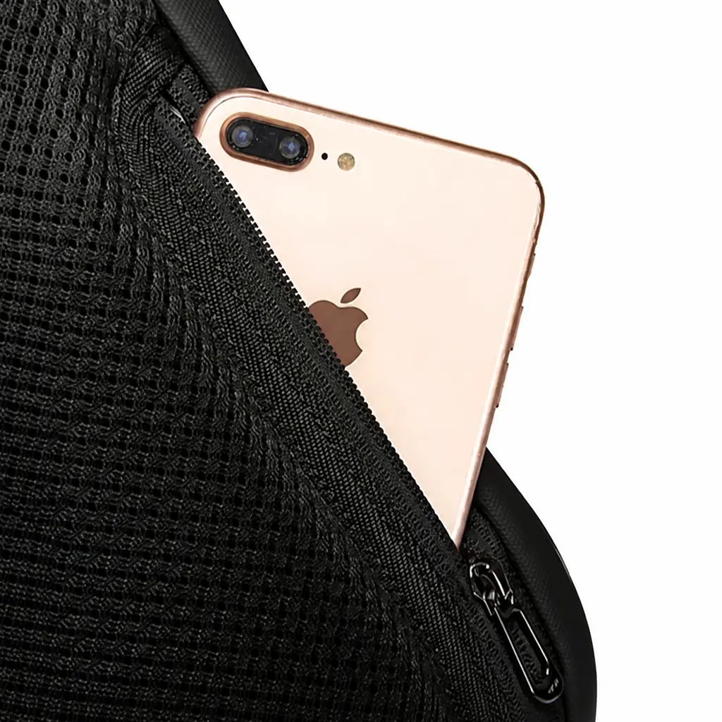 ミニマルなスクエアバックパックのファスナー付き黒メッシュポケットに、ローズゴールドのスマートフォンがすっきりと収納されている様子。