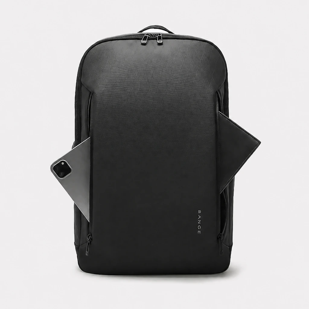 グレーの背景に直立する、タブレットやフォリオをスマートにサイドポケットへ収納した20L容量の15インチ対応メンズビジネスリュック