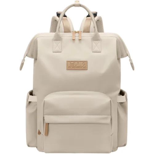 多機能で上品なクリームベージュのマザーズリュック 上品な淡いベージュのマザーズリュック。大きく開いた口元や肩に優しいストラップ、便利な前ポケットが付いています。