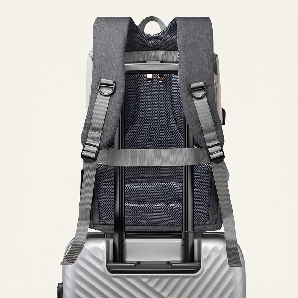 スーツケースのハンドルにしっかりと固定された、撥水機能付きの大容量20L多機能マザーズバッグ。A4サイズや保温ボトル収納にも対応。