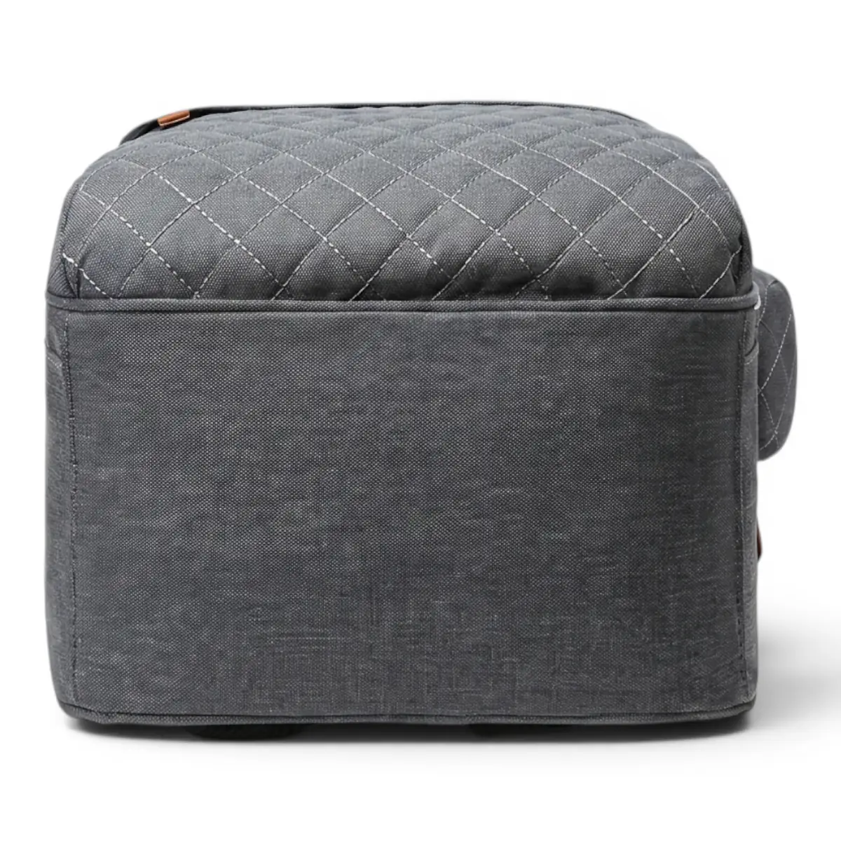 Coutures en losange surpiquées sur un tissu robuste anthracite.