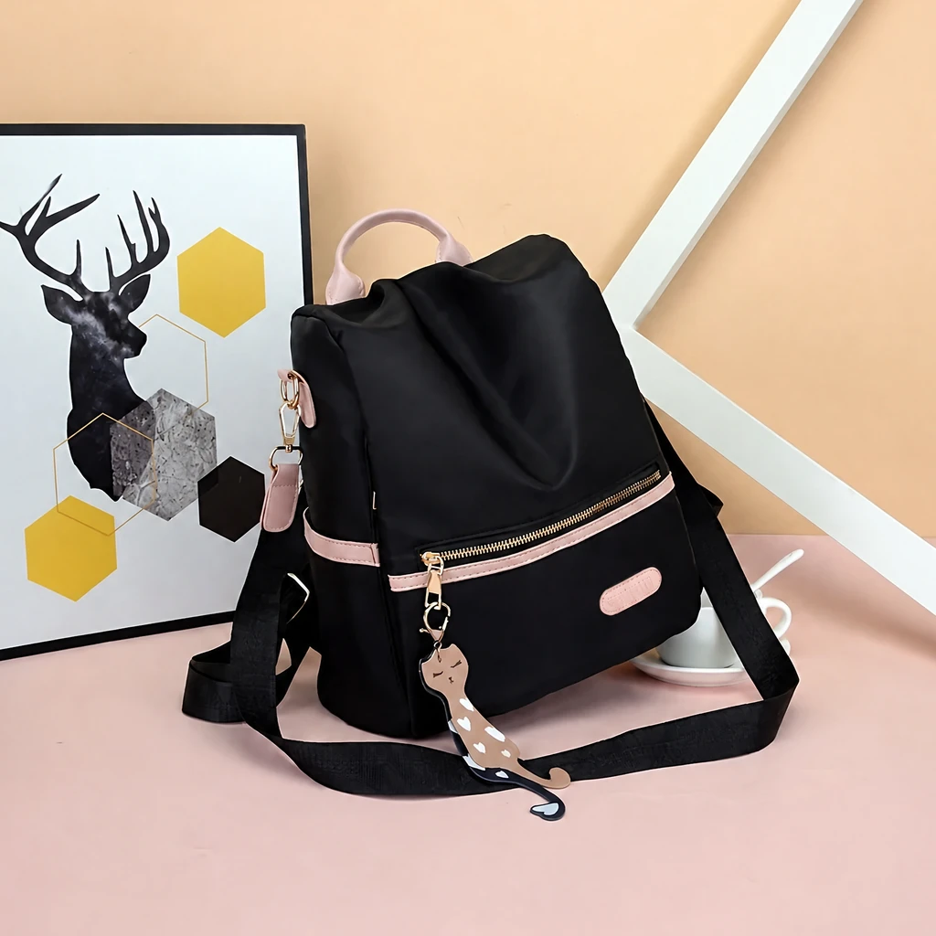 ダスティピンクの背景に立つ、おしゃれで可愛い20Lの2wayミニリュックサック。温かみのある北欧風インテリアに囲まれたクリーンなスタジオ撮影。
