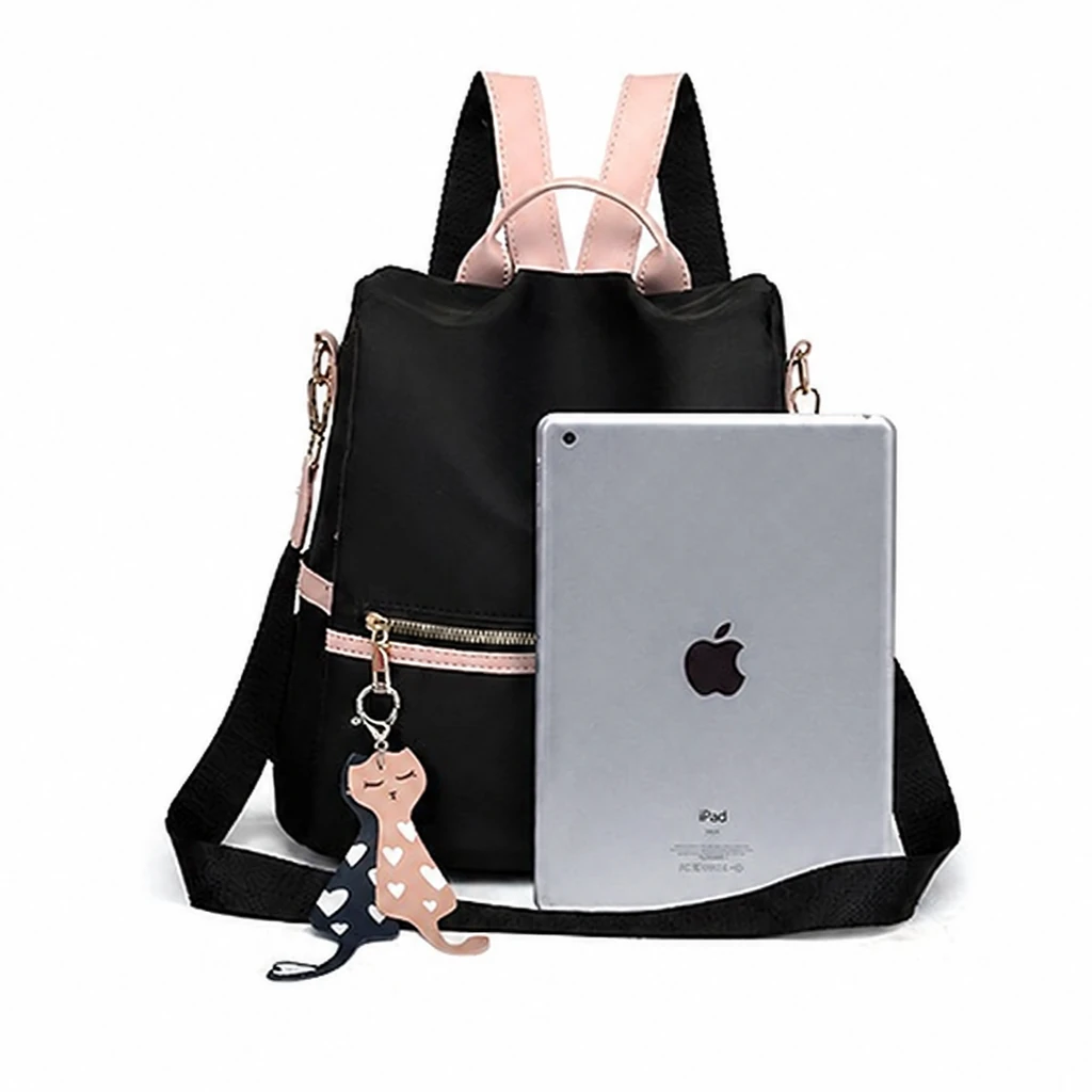 白背景のスタジオでシルバーのiPadと並び、可愛い猫のキーホルダーが揺れるコンパクトな20Lの2way軽量ミニリュックサック。