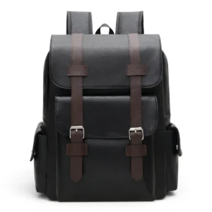 防水仕様のレトロなメンズレザーバックパック 20L ブラウンのダブルベルトが特徴的な黒い合皮製フラップリュックの正面