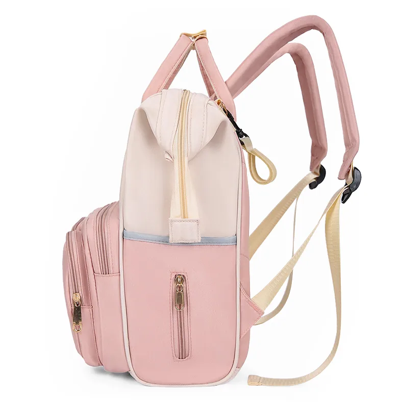 側面から見たピンクとベージュのマザーズバッグ、ベビーカー用バックルと便利なポケットのディテール