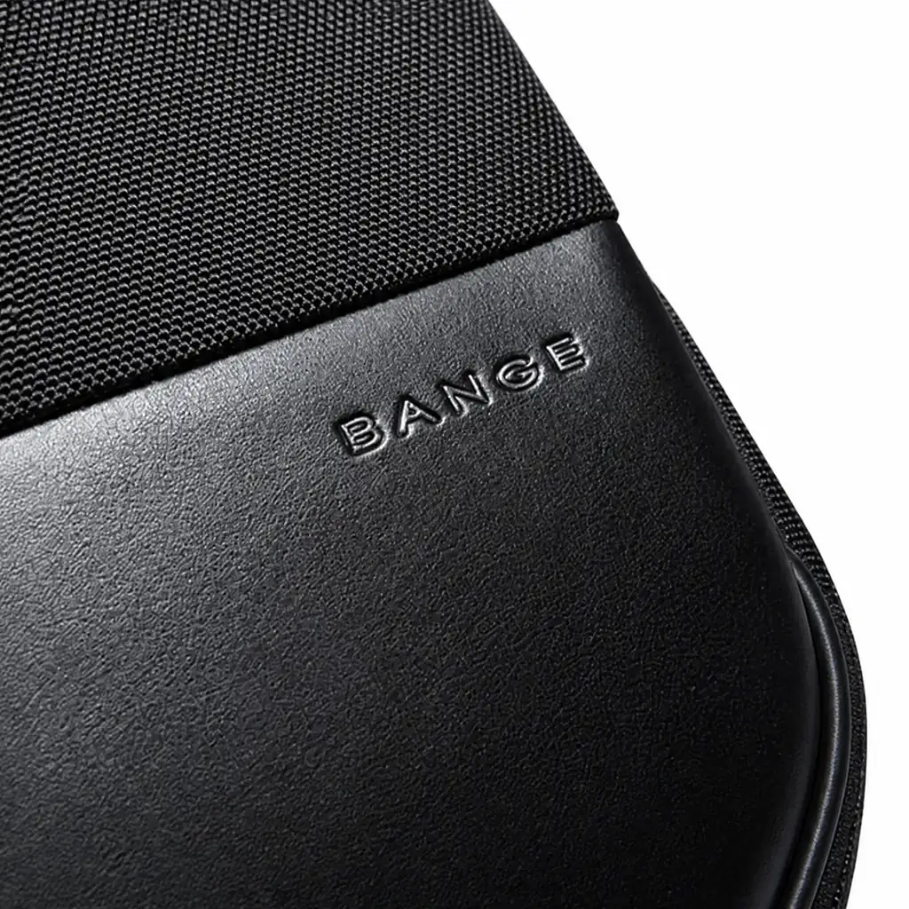 黒のマットパネルに型押しされたブランドロゴと、生活防水ビジネスバックパックの異なる素材感をクローズアップした詳細画像。