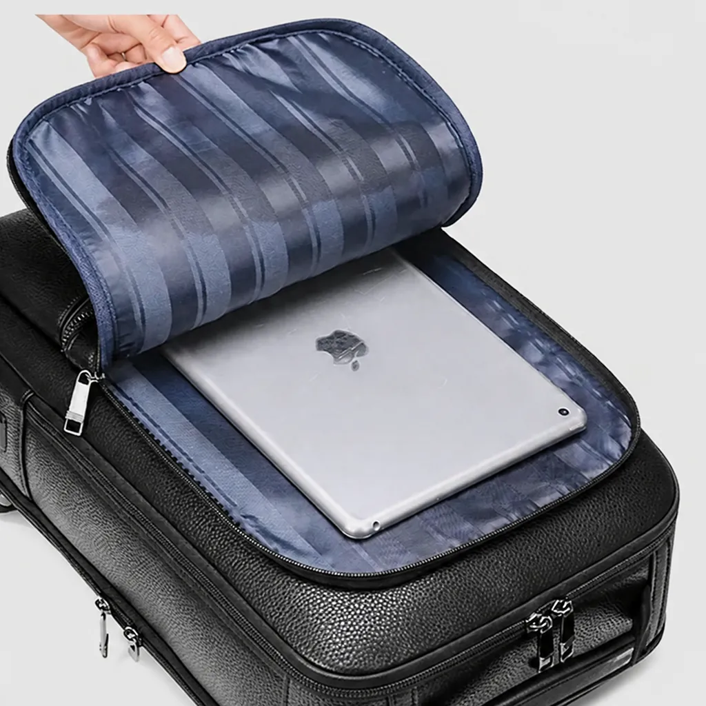 スリムなメンズビジネスリュックの内ポケットから、シルバーのタブレットが見える様子。内側は上品なブルーのストライプ柄で整理整頓しやすいデザイン。