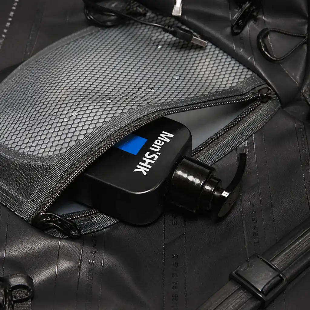水滴が付着したグレーの撥水メッシュポケットにボトルとUSBケーブルをすっきりと収納した防水メンズバックパックのディテール