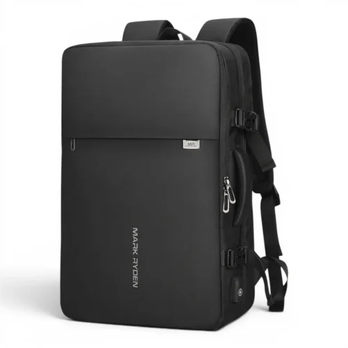 マークライデン 17インチ 多機能PCバックパック 斜めの角度から撮影されたスタイリッシュな黒のリュック。側面には充電用USBポートや頑丈な持ち手、金属製ファスナーが配置されています。