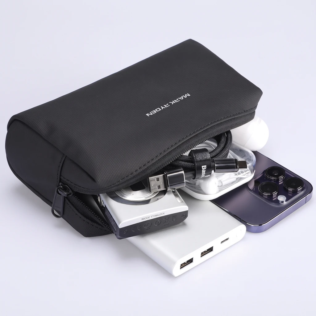 ケーブル、モバイルバッテリー、イヤホンケース、スマートフォンをまとめて入れた収納ポーチ。