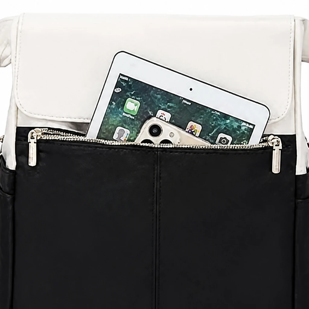 ベージュ背景に立つ女性用の黒い36L大容量旅行バックパック。フロントポケットにタブレットとスマホがすっきり収納されています。