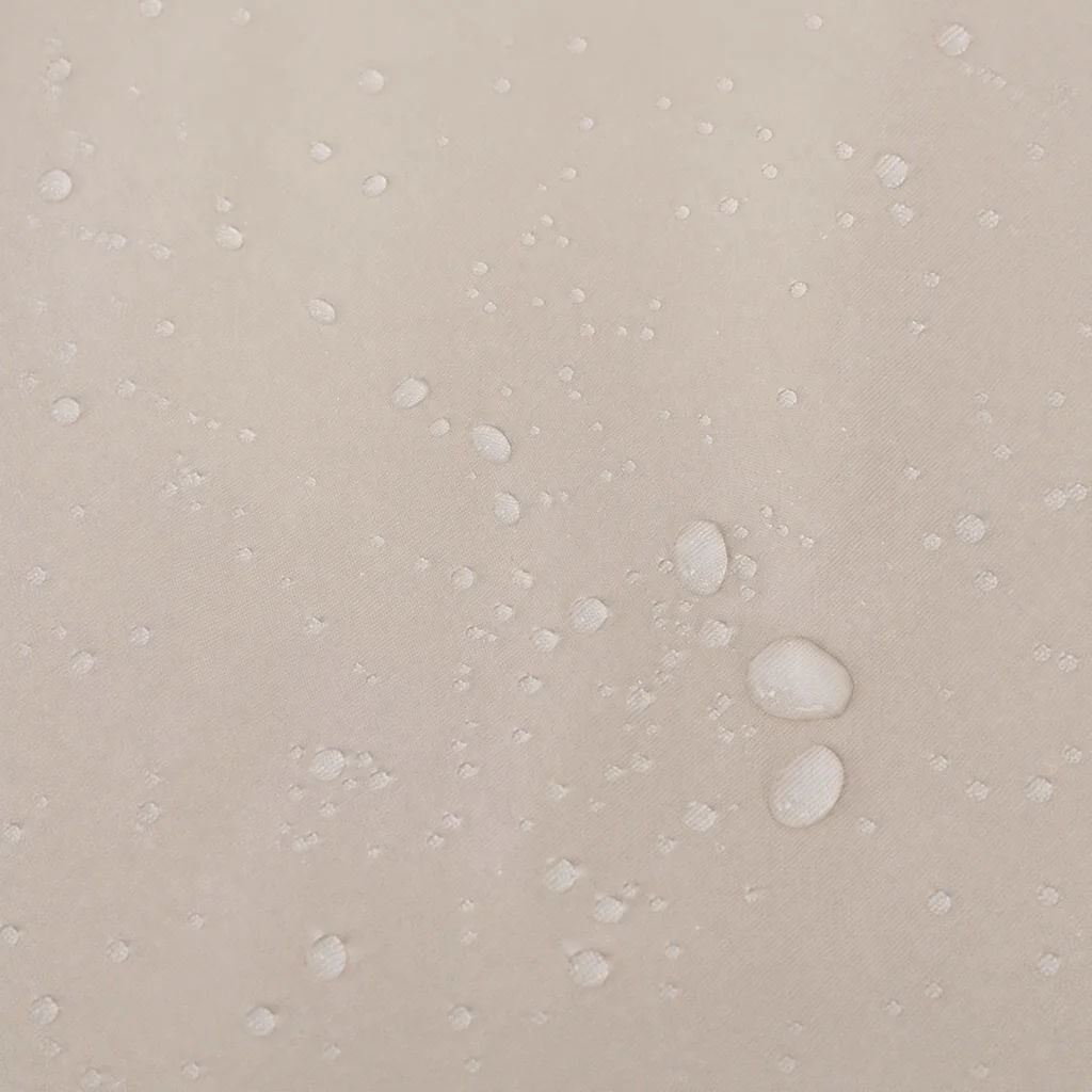 生活防水仕様のスタイリッシュな超軽量レディースリュック 20l 優れた生活防水性を示すナイロン生地の上の、美しい水滴のクローズアップ。20Lのスタイリッシュな超軽量レディースリュックの機能美が引き立ちます。