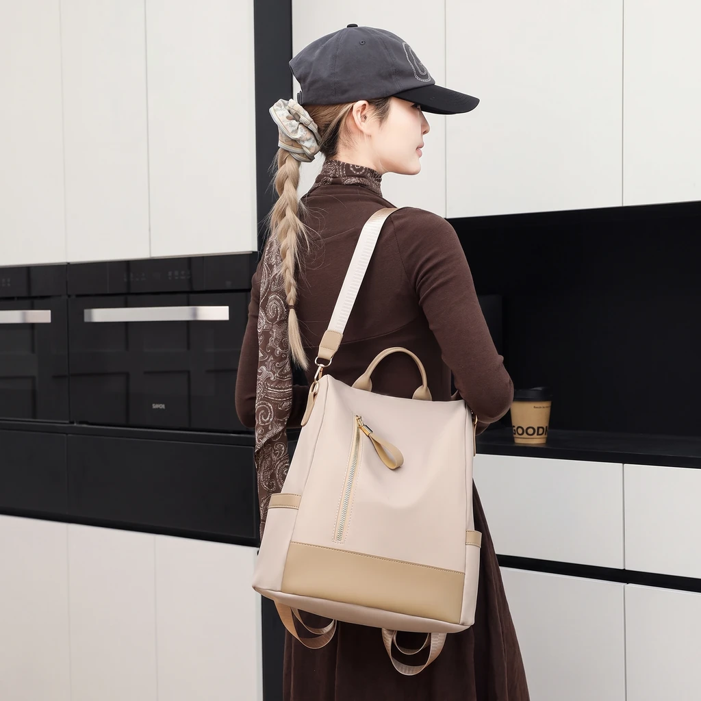 洗練されたキッチンで茶色いワンピースを着た女性が愛用する、超軽量で撥水性に優れた大人可愛い20Lレディースリュックサック
