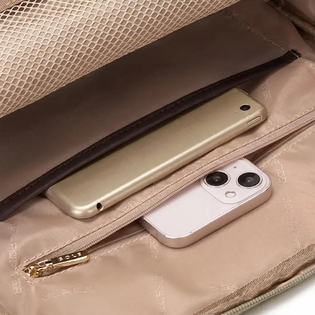 整理整頓しやすい内ポケット付きの女性用ビジネスリュック。ゴールドのタブレットやピンクのスマホを収納できる上品なシャンパンゴールドの内装。