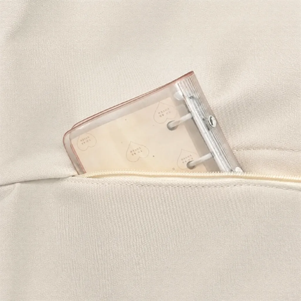 3WAYで使えるレディース用軽量キャンバスミニリュックのフロントポケットから、おしゃれな透明リングノートがのぞく様子。