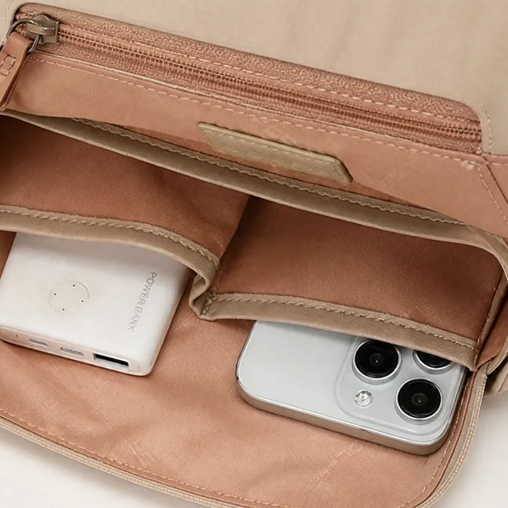 可愛い通勤用レディースリュックの内側。温かみのあるピーチカラーのポケットに、モバイルバッテリーやスマホが綺麗に整理整頓されています。