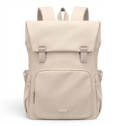 ゴールドのファスナーとダブルストラップが特徴のレディースデイパック。上品なベージュカラーで機能的なポケットが見える外観。
