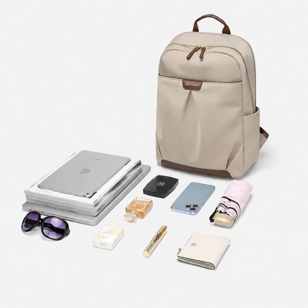 女性用15インチPC対応 スタイリッシュな20Lリュックサック 白い背景に立つスタイリッシュな女性用15インチPCリュック20Lと、ノートPCやコスメ、傘などの愛用持ち物が美しく整理された様子。