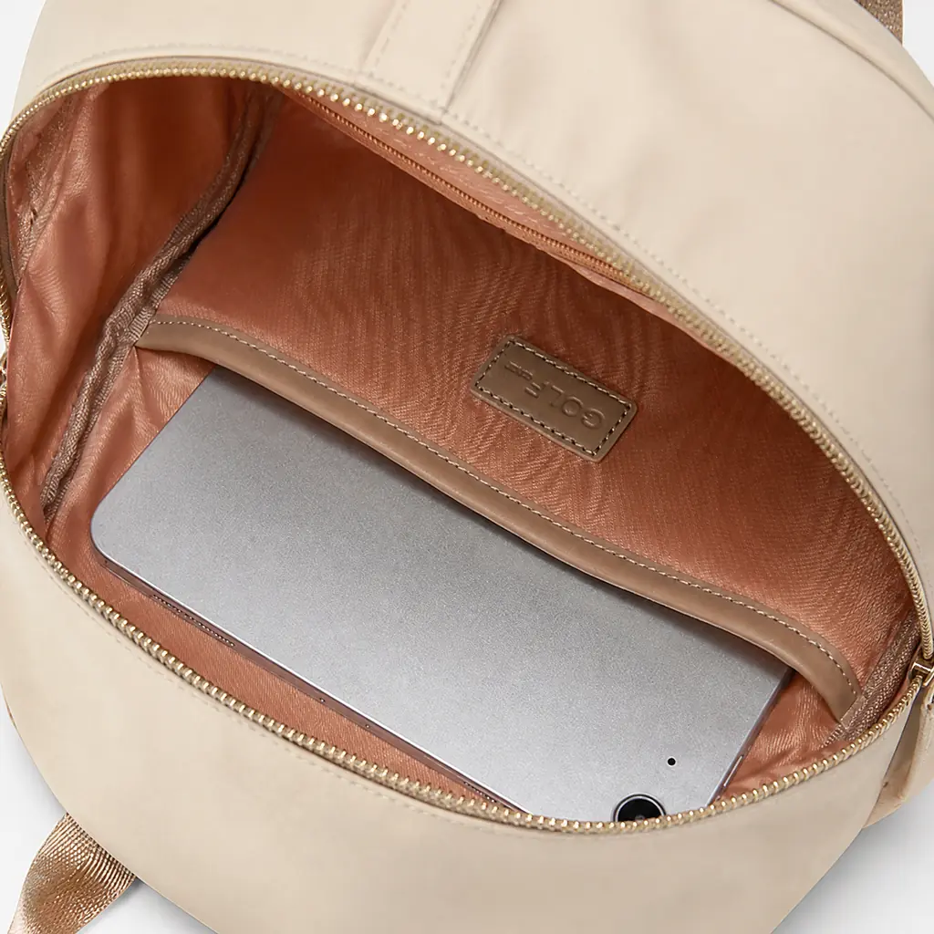整理されたバッグ内部にタブレットが美しく収まる、ピーチピンクの裏地とゴールドファスナーがエレガントな軽量レディースリュック。