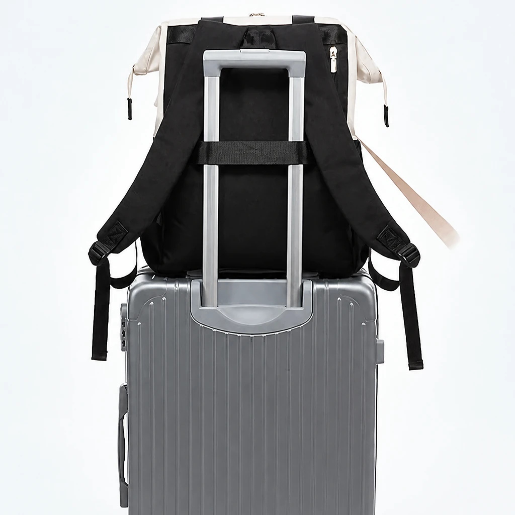 スーツケースのキャリーバーに固定された、おしゃれなレディース用36L大容量トラベルバックパック。空港を背景にしたモダンな旅行スタイル。